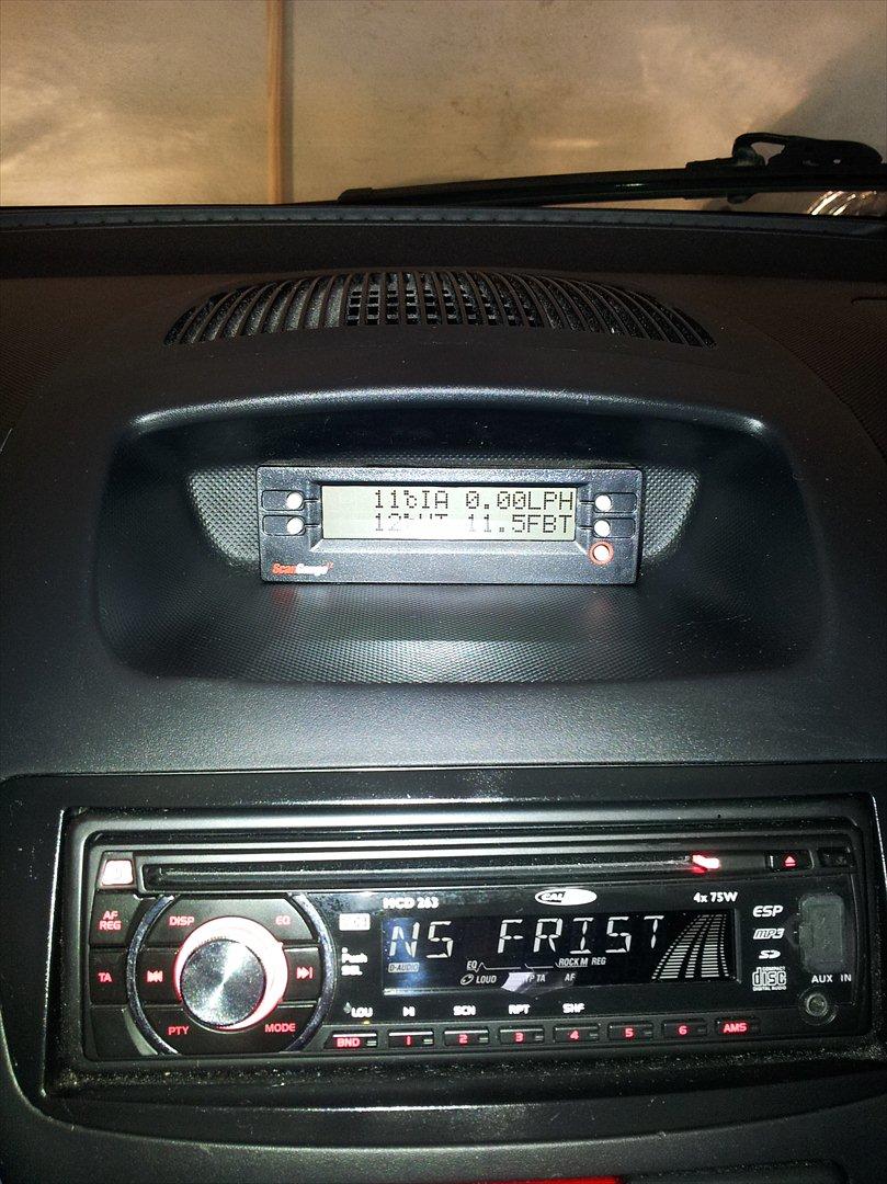 Peugeot 107 comfort + - Close up af radio og Scangauge II billede 12