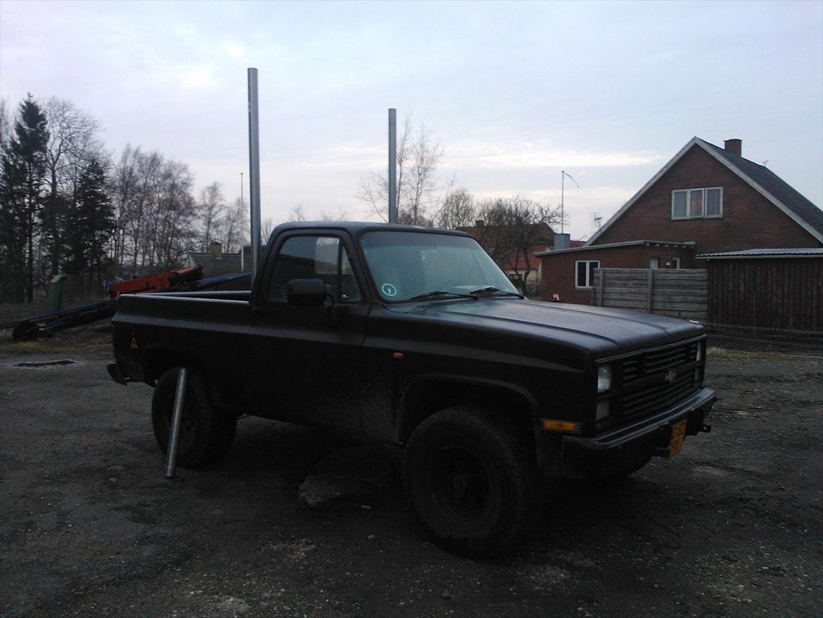 Chevrolet Army Blazer solgt - Skulle lige se hvordan den så ud med monster rør, det ser lidt rodden ud, så den fik lige skåret det halve af, inden de blev spændt fast :) billede 6