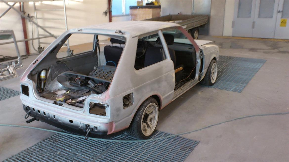 Toyota Starlet KP61 - Maleren i fuld gang. billede 9