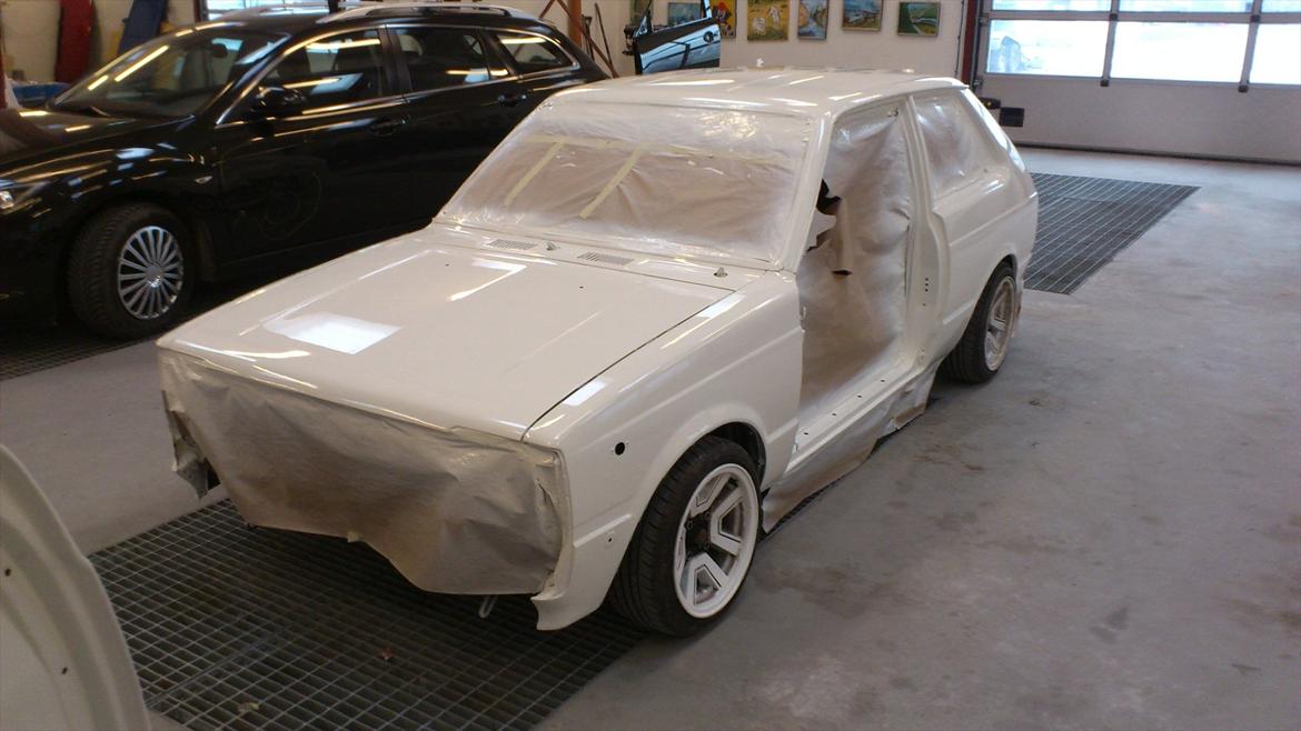 Toyota Starlet KP61 - Dejligt at se den komme ud fra malerkabinen. billede 7