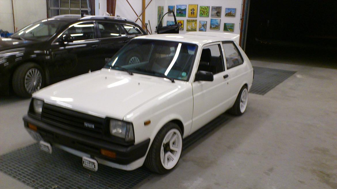 Toyota Starlet KP61 - Den ser sgu fin ud i hvid med de hvide supra-fælge. billede 2