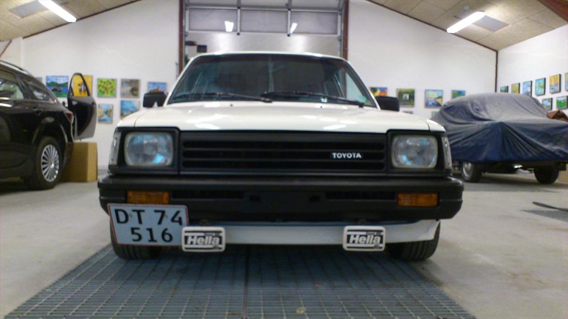 Toyota Starlet KP61 - Min kammerat mener ik de ekstra lygter hører hjemme på den, men jeg syntes de giver lidt ekstra nostalgisk 80er look.  billede 1