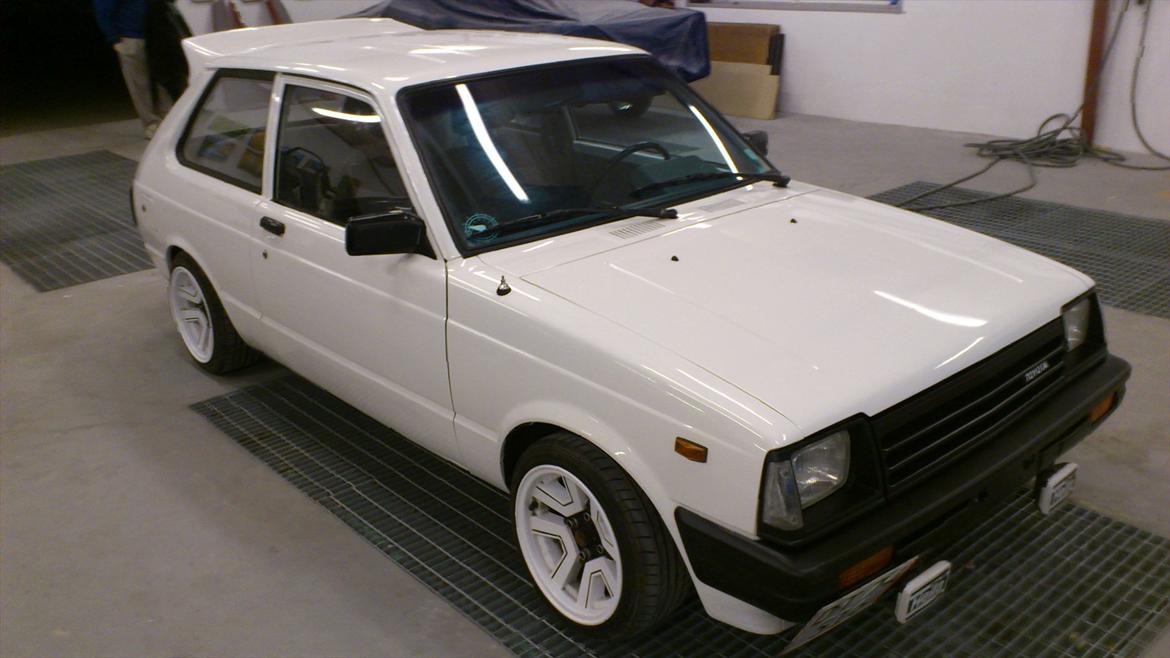 Toyota Starlet KP61 - White on white... billede 3