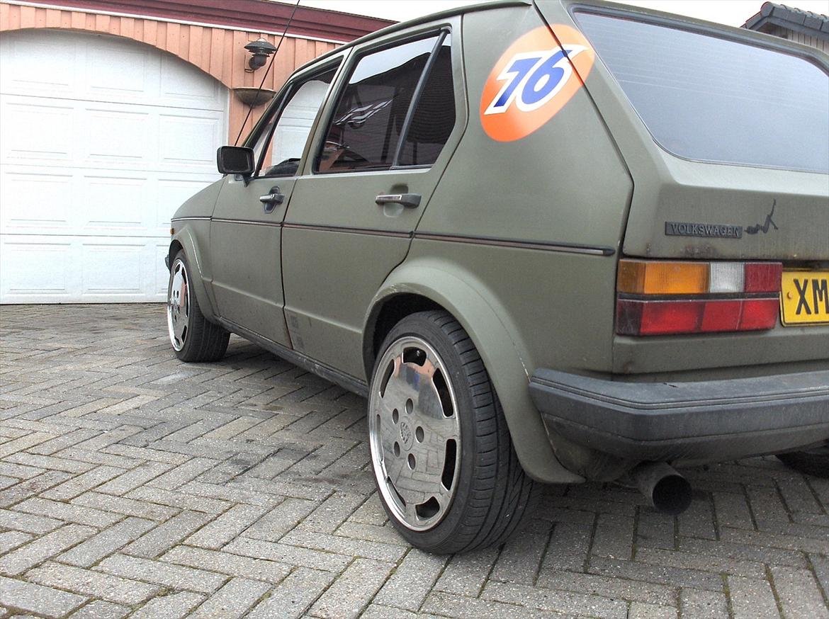 VW golf 1 gtd - nu van... - porschefælge påsat, med spacere på
25-50 mm.kræver dog at den skal skrues ned.. billede 17
