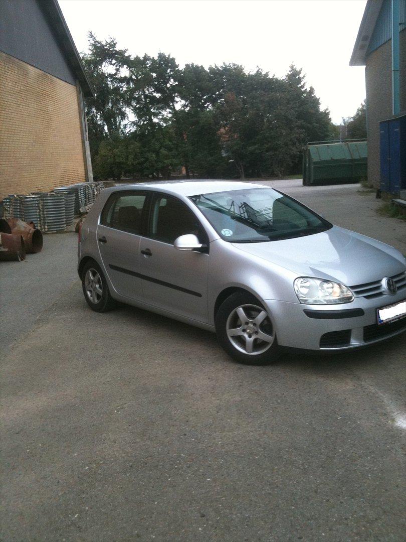 VW Golf V TDI - Trendline - da jeg lige havde hentet bilen i Silkeborg.  billede 3