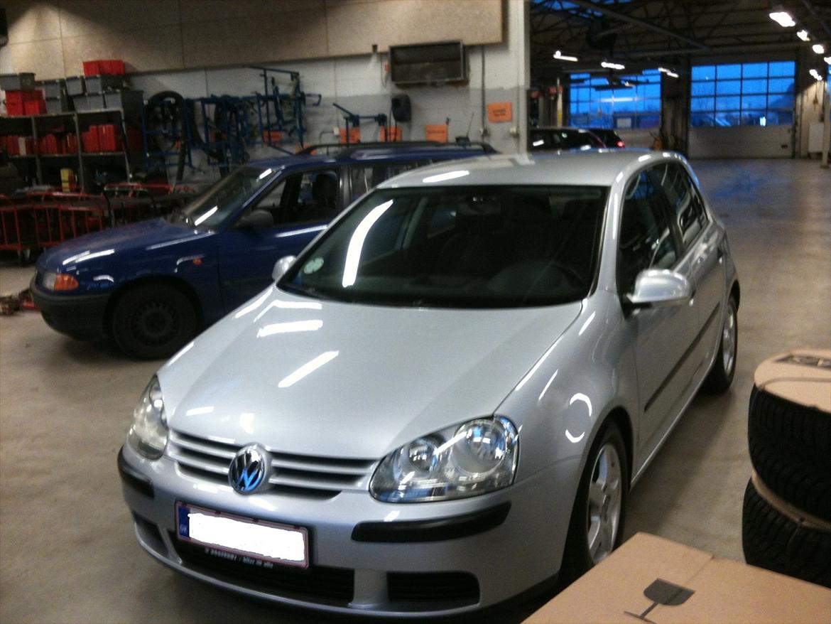 VW Golf V TDI - Trendline - Nyvasket bil, på en kort Fredag :) billede 6