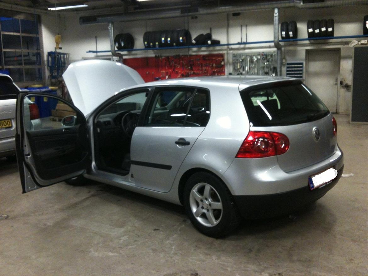VW Golf V TDI - Trendline - Nyvasket bil, på en kort Fredag :) billede 8