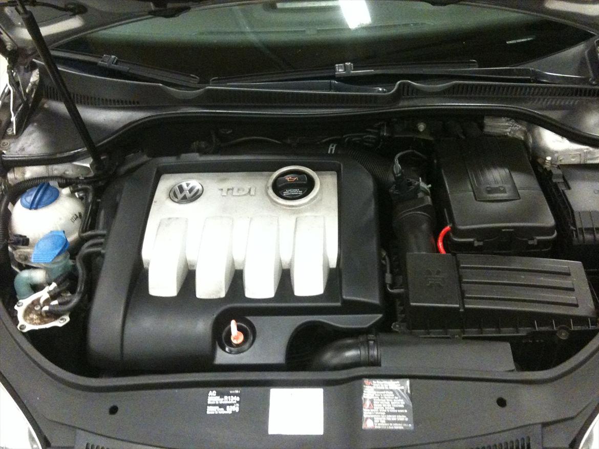 VW Golf V TDI - Trendline - Nyvasket bil, på en kort Fredag :) - Motorrummet billede 9
