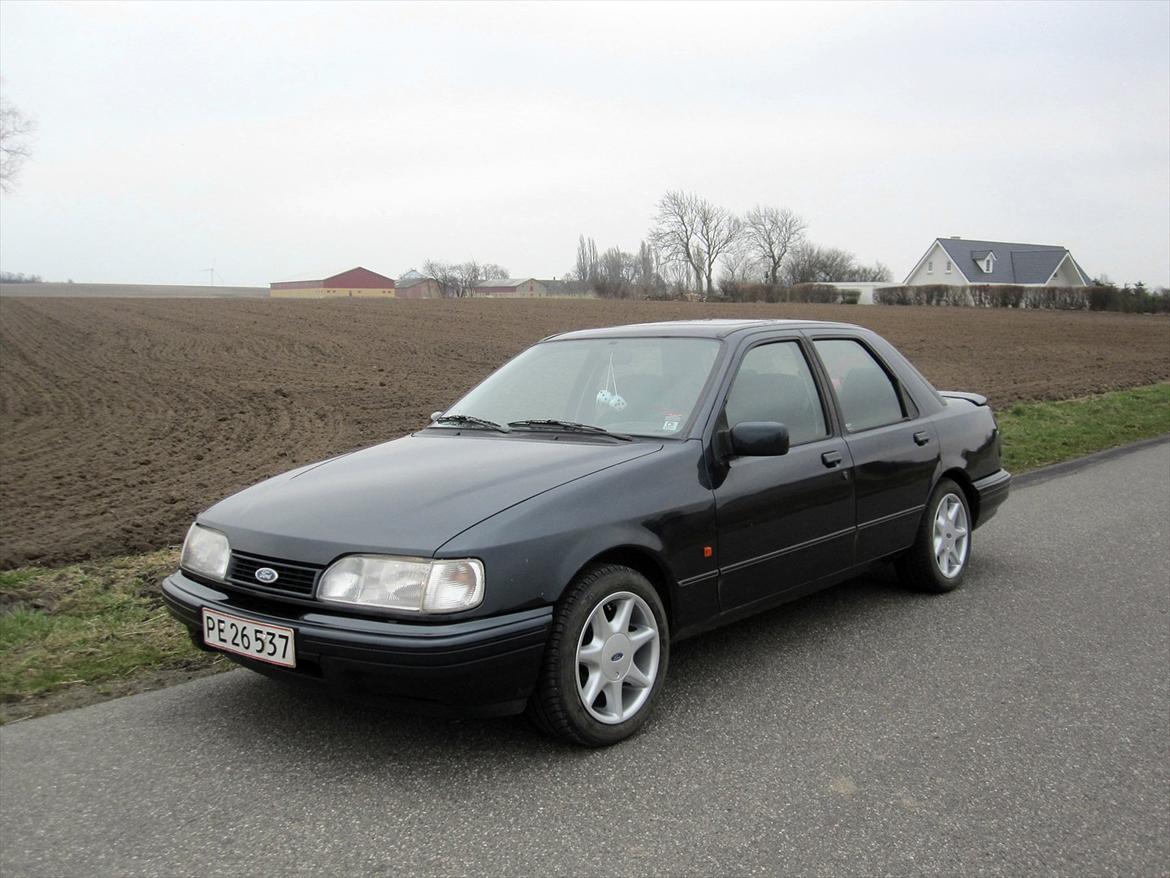 Ford Sierra 2.0 GT 4x4 (Kebab-taunus) - Så kom der nymalede fælge på bilen igen... Det pyntede godt nok :-) billede 2