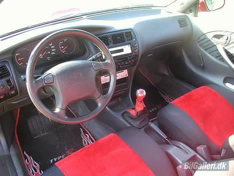 Toyota corolla (solgt) - Dejlig med rødt - bemærk, den øverste radio er ny sony, og den nederste er til dvd! billede 2