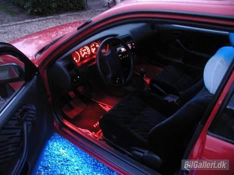 Toyota corolla (solgt) - Lyset er stadig rødt ved fødderne og i instrumentet billede 8