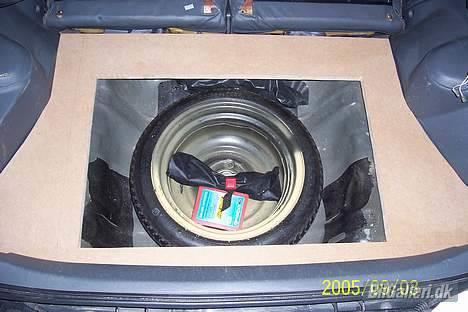 Honda Civic - Så blev der lagt en plade i, skåret ud så man stadig kan komme til reservehjulet.. billede 3