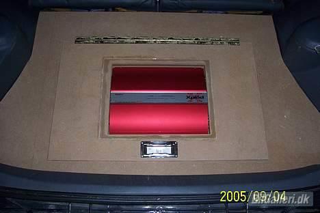Honda Civic - Også lige en låge, hvor Forstærkeren ligger i, under en glasplade selvfølgelig.. billede 4