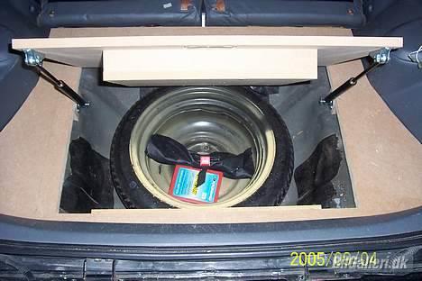 Honda Civic - Så fik jeg sat gasfjedre i til at holde lågen når man skal til reservehjulet.. billede 5
