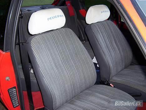 Peugeot 205 XT Solgt - Godt nok er det ikke læder, men hold kæft de er bløde at side i. billede 6