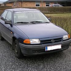 Opel astra f 1,6 i sedan