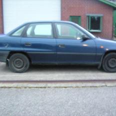 Opel astra f 1,6 i sedan