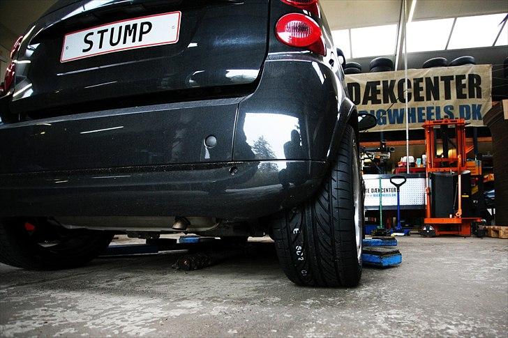 Smart Fortwo Coupé Edition Nightlight - Så kom der lidt bredere dæk på den lille vogn.  billede 19