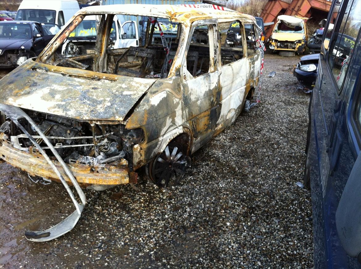 VW caravelle bus - ja sådan ser min fine caravelle ud nu efter den blev stjålet og brændt af.  billede 17