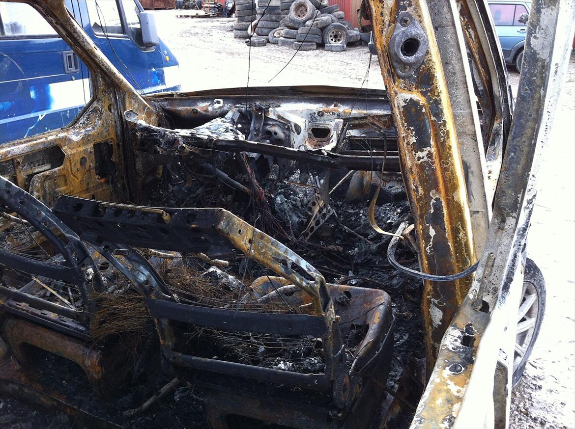 VW caravelle bus - ja sådan ser min fine caravelle ud nu efter den blev stjålet og brændt af.  billede 18