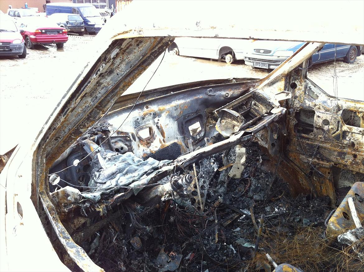 VW caravelle bus - ja sådan ser min fine caravelle ud nu efter den blev stjålet og brændt af.  billede 19