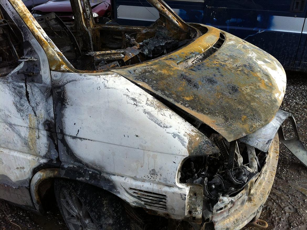 VW caravelle bus - ja sådan ser min fine caravelle ud nu efter den blev stjålet og brændt af.  billede 20