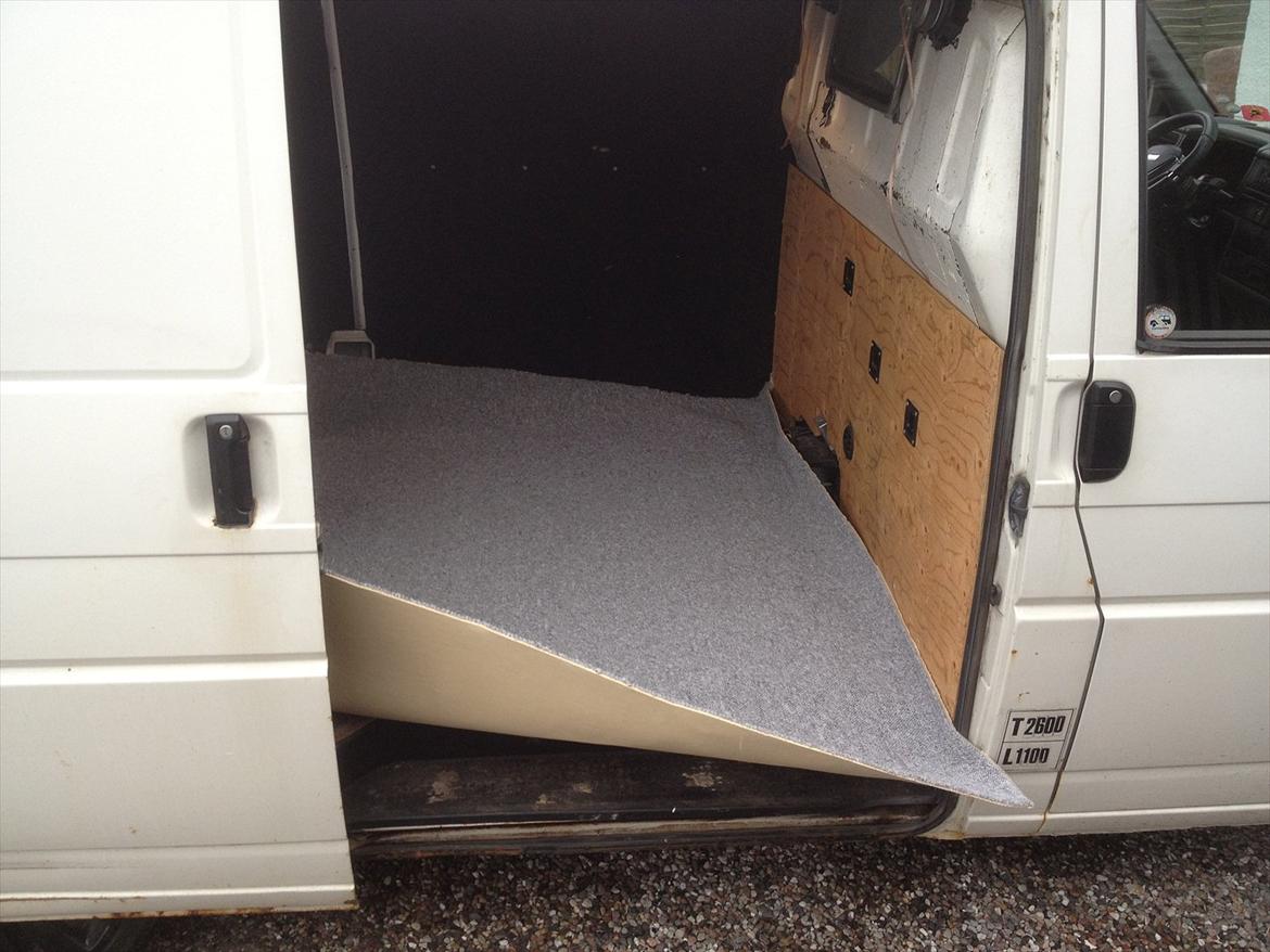 VW Transporter 2.4 Diesel -  - så der ved at blive lagt gulvtæppe billede 5