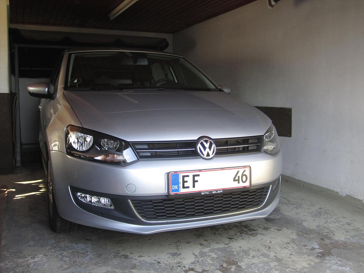 VW Polo 1,2 TSI Highline - Når lyset falder rigtigt, kan man se kanten af stenslagsfolien på motorklappen. billede 17