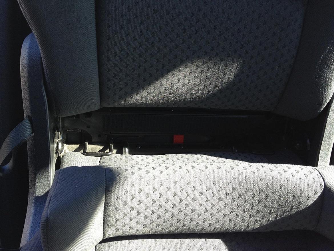 VW Touran 1,9 Tdi *Solgt* - Smart detalje, at kunne fjerne en lille pude for at komme til isfix beslaget billede 5