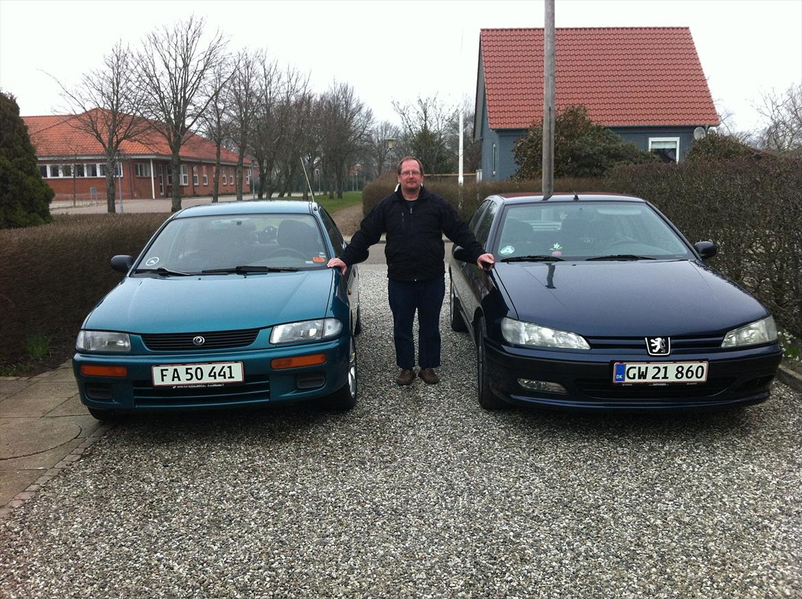 Mazda 323 s - tja det er så mig sammen med bægge mine biler bellederne er taget ved en kammarat billede 1