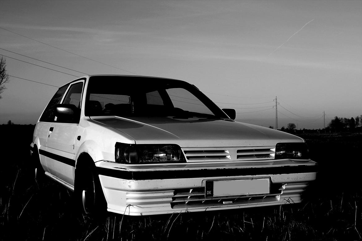 Nissan Sunny - Skal have pillet den kofanger af og fjerne den sten der ligger under lygten... billede 2