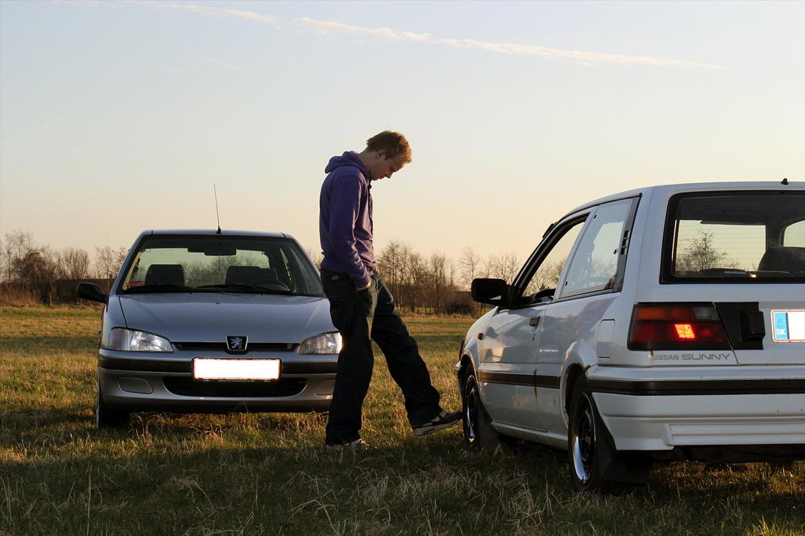 Nissan Sunny - dæk skal der da sparkes... Model: Just billede 3