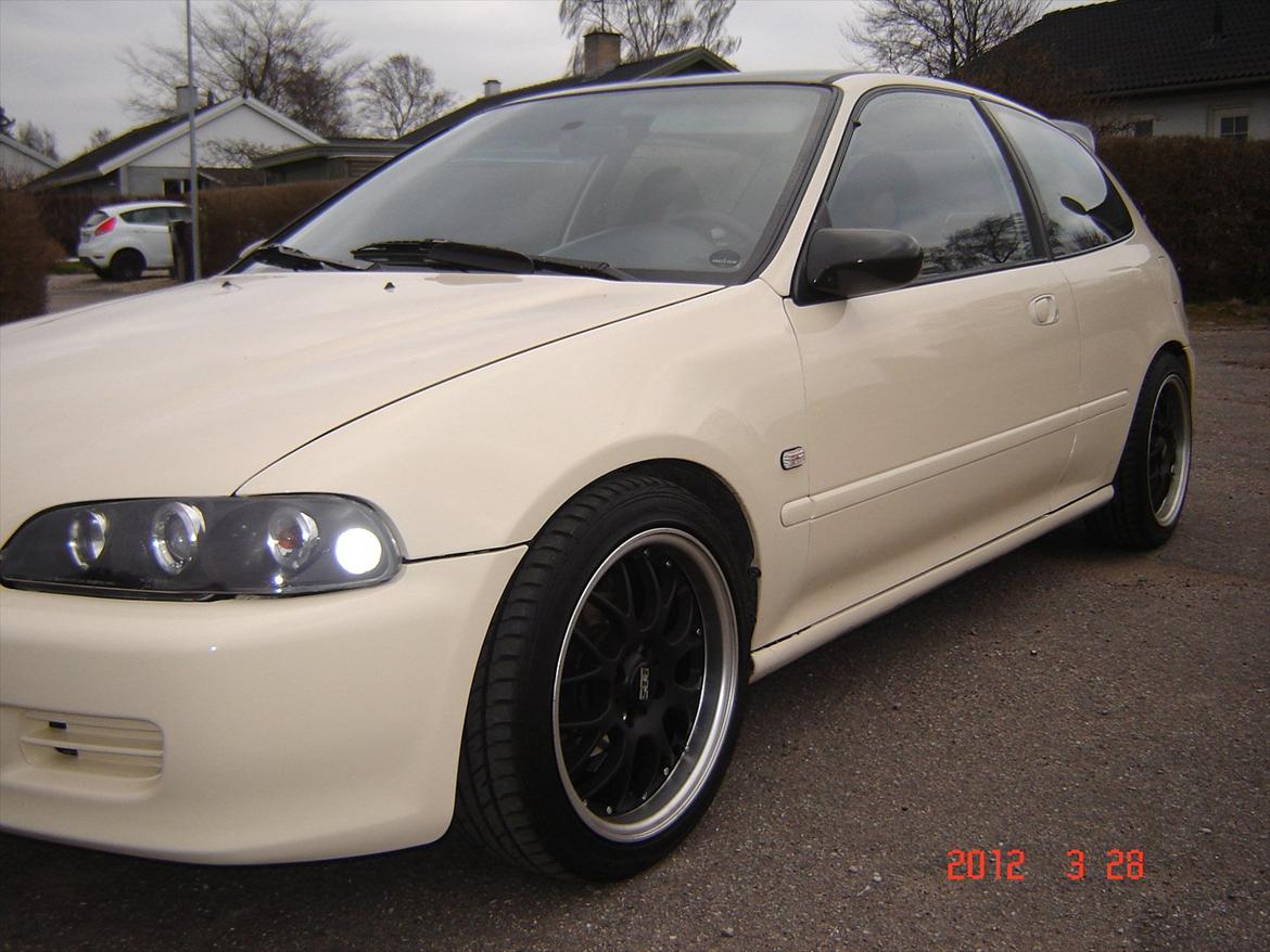 Honda Civic - 28/3-2012
Sænket yderligere 20mm
Ny lakeret kølerhjelm :) billede 10
