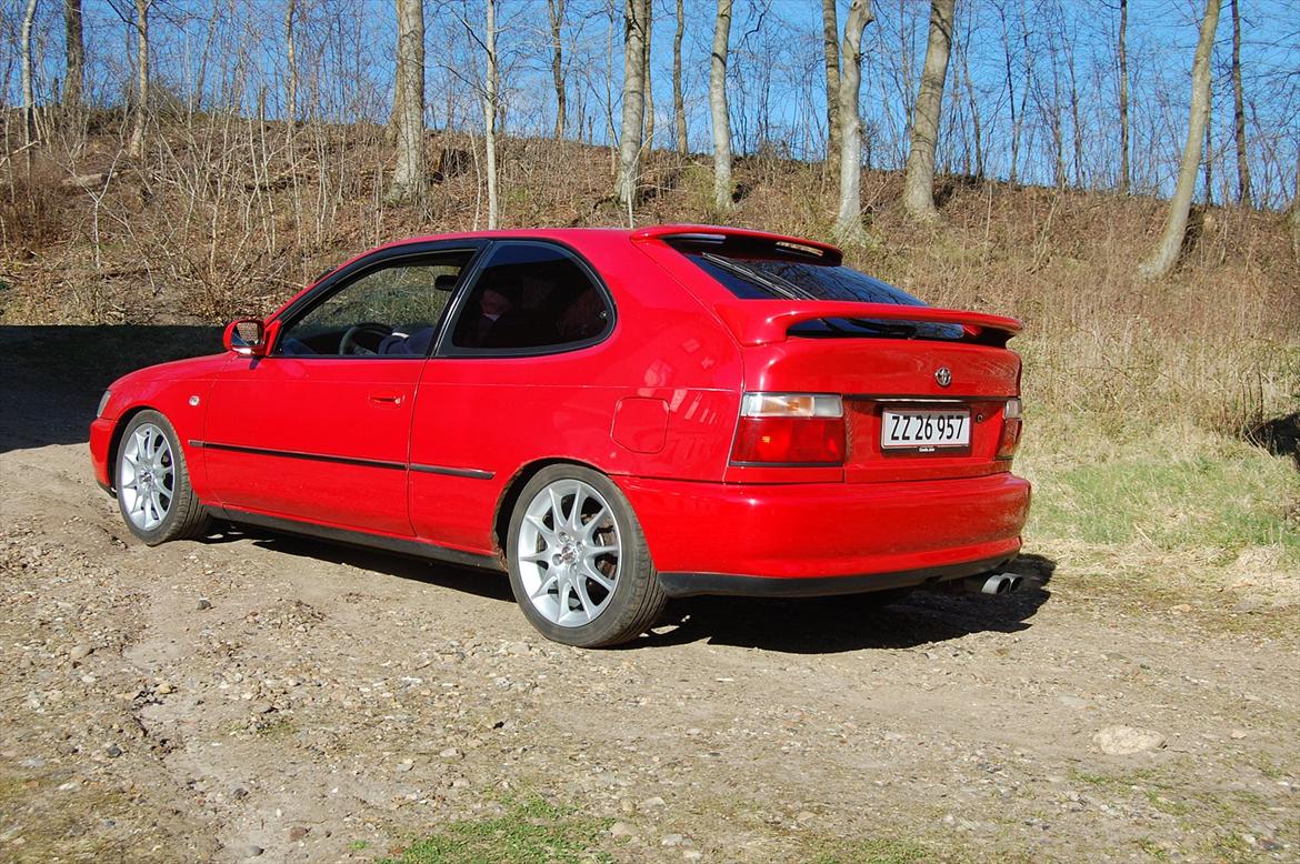 Toyota Corolla E10 - Bemærk! Det er ikke skidt som kan ses på bilen, over tankdækslet, det er bygningen som kan ses i lakken! billede 11