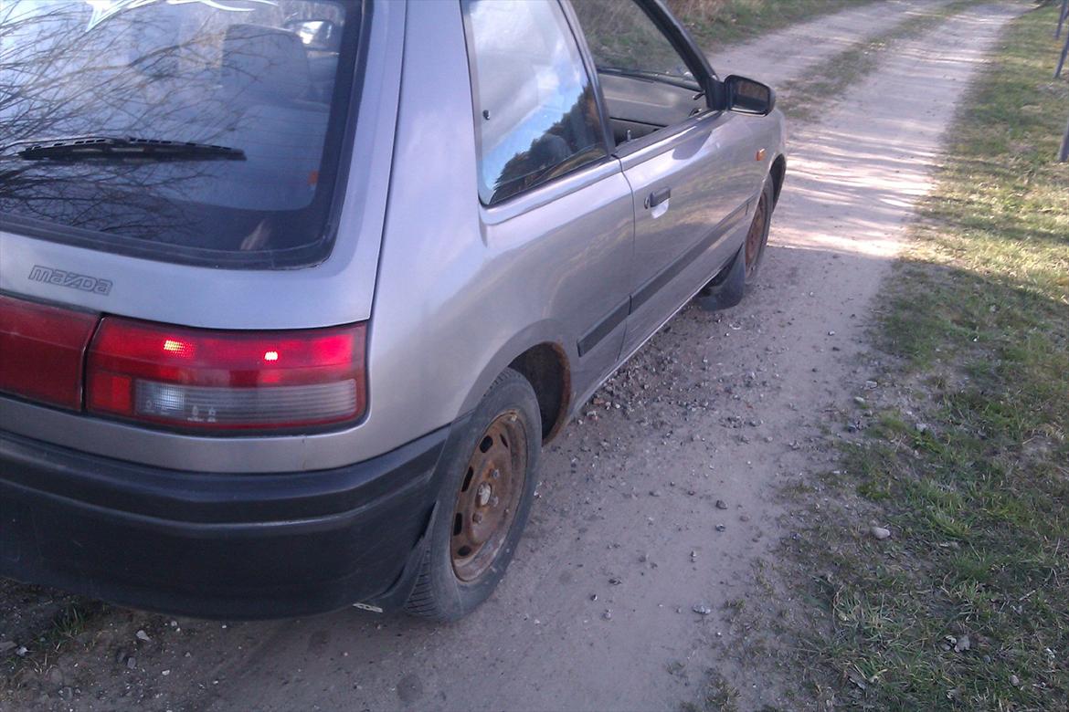 Mazda 323 LX 1.3 16v billede 7