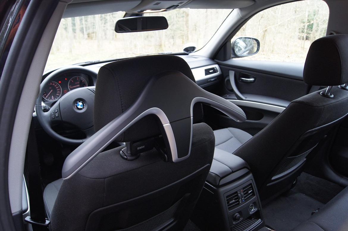BMW 320d - Kabine. Her ses coathangeren.  billede 16