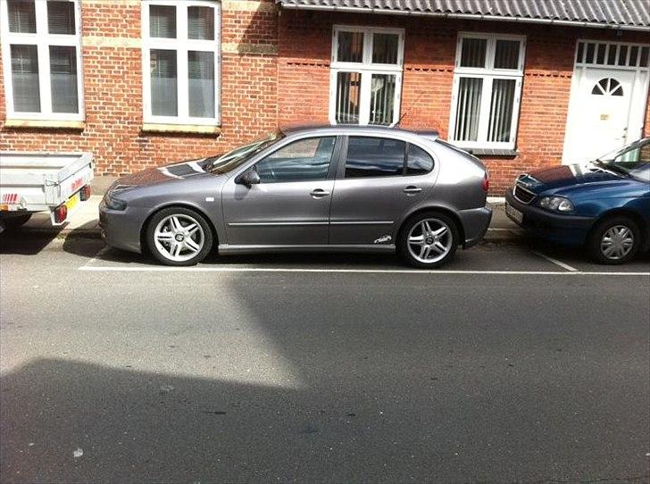 Seat Leon 20VT TopSport - Se det er bare træls at komme ned til. Hvordan helvede kommer man lige ud af sådan en. billede 18