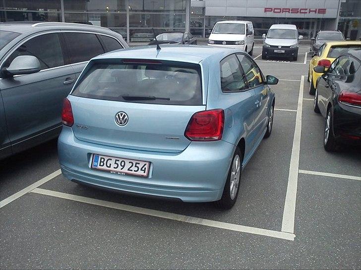 VW Polo TDI (SOLGT) - Hos forhandleren, den dag købet blev underskrevet.  billede 5