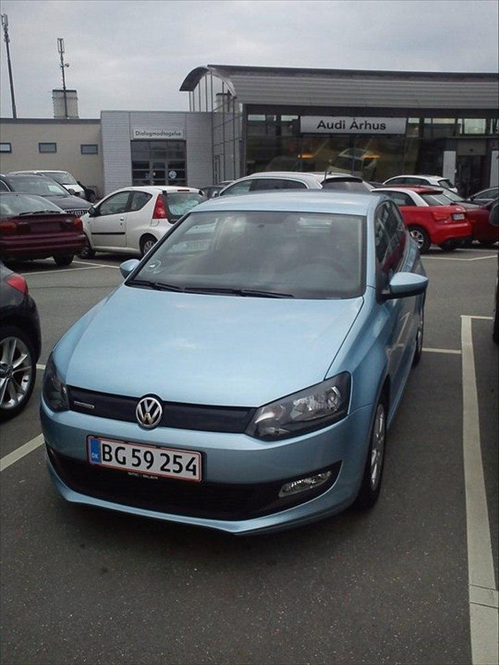 VW Polo TDI (SOLGT) - Hos forhandleren, den dag købet blev underskrevet.  billede 7