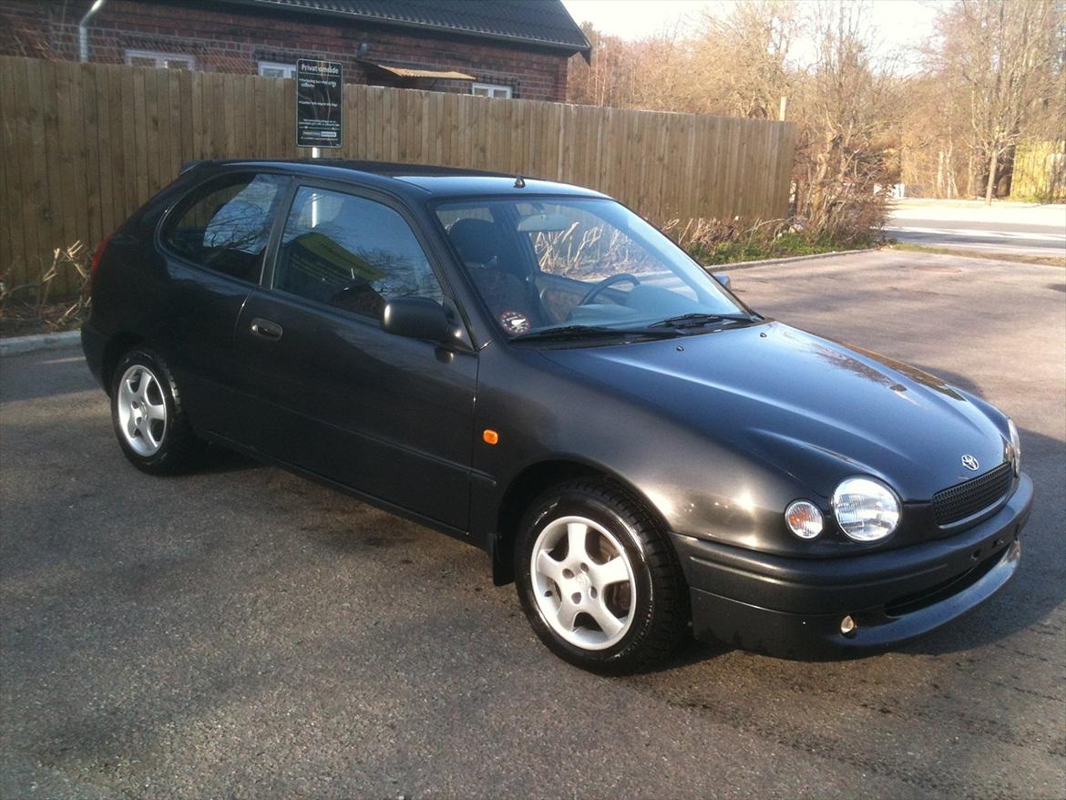 Toyota Corolla E11 1,3 Monte Carlo solgt - Bedste billede jeg havde af hele bilen. Før polering.  billede 3