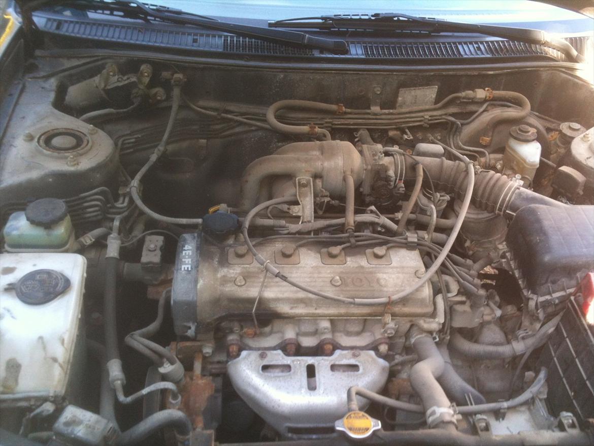 Toyota Corolla E11 1,3 Monte Carlo solgt - Motorrum før. Ligner mest et toilet på Roskildefestivalen.  billede 5