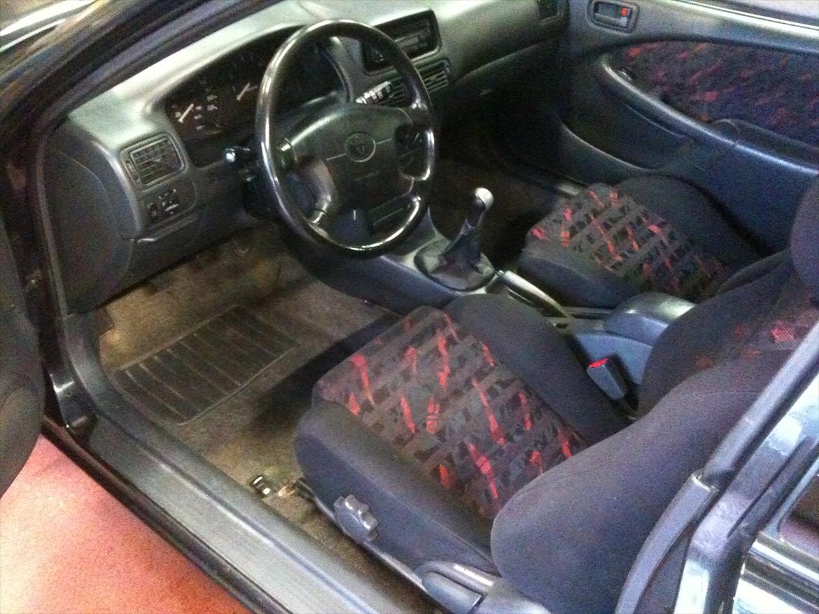 Toyota Corolla E11 1,3 Monte Carlo solgt - Indenfor er der også nydeligt efter der blev gjort rent. Pæneste kabine man kan få til den model.  billede 14