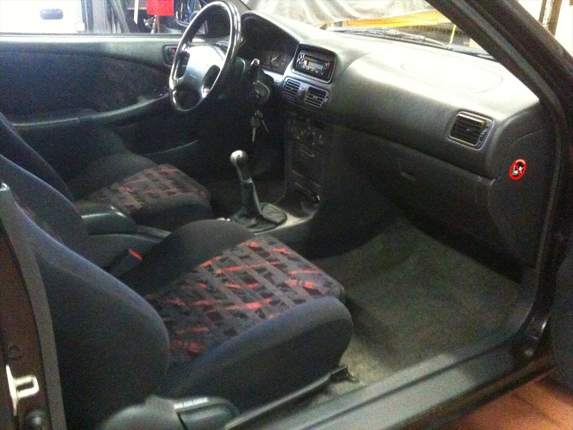 Toyota Corolla E11 1,3 Monte Carlo solgt - Indenfor er der også nydeligt efter der blev gjort rent. Pæneste kabine man kan få til den model.  billede 15