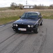 BMW E30 320i