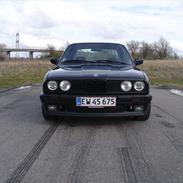 BMW E30 320i