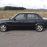 BMW E30 320i