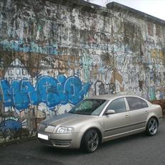 Skoda Superb (Champagnefarvet)