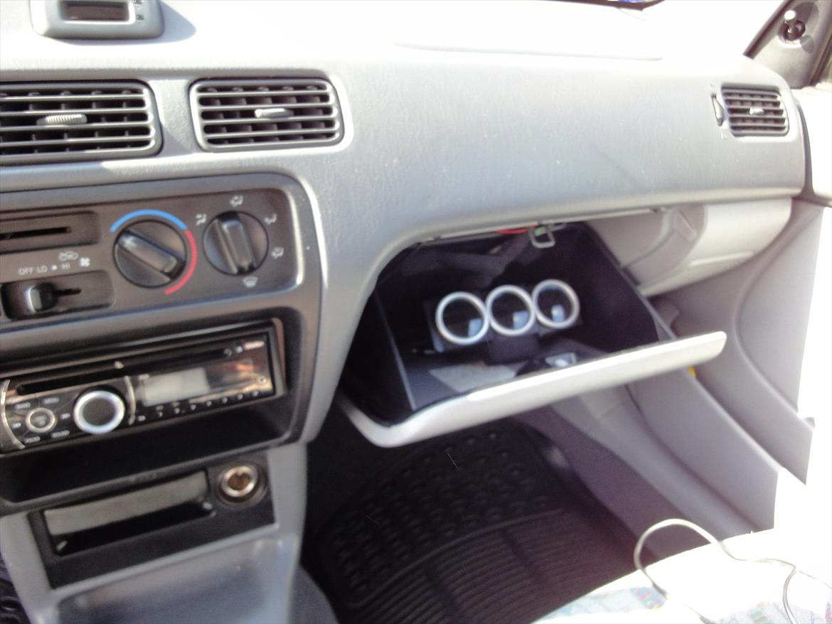 Toyota Starlet 1,5 Turbo - Ladetryksure gemt i handskerum billede 12