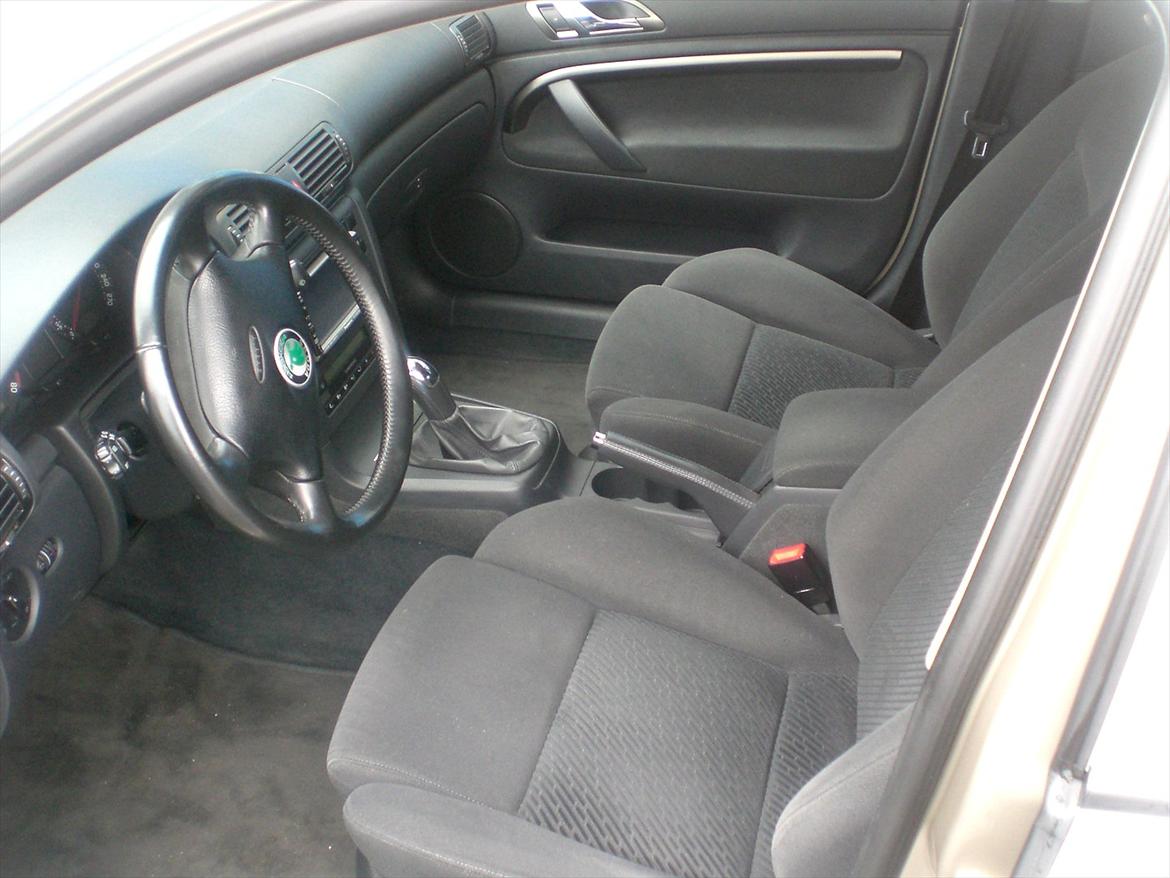 Skoda Superb (Champagnefarvet) - Standard stofkabine. billede 6