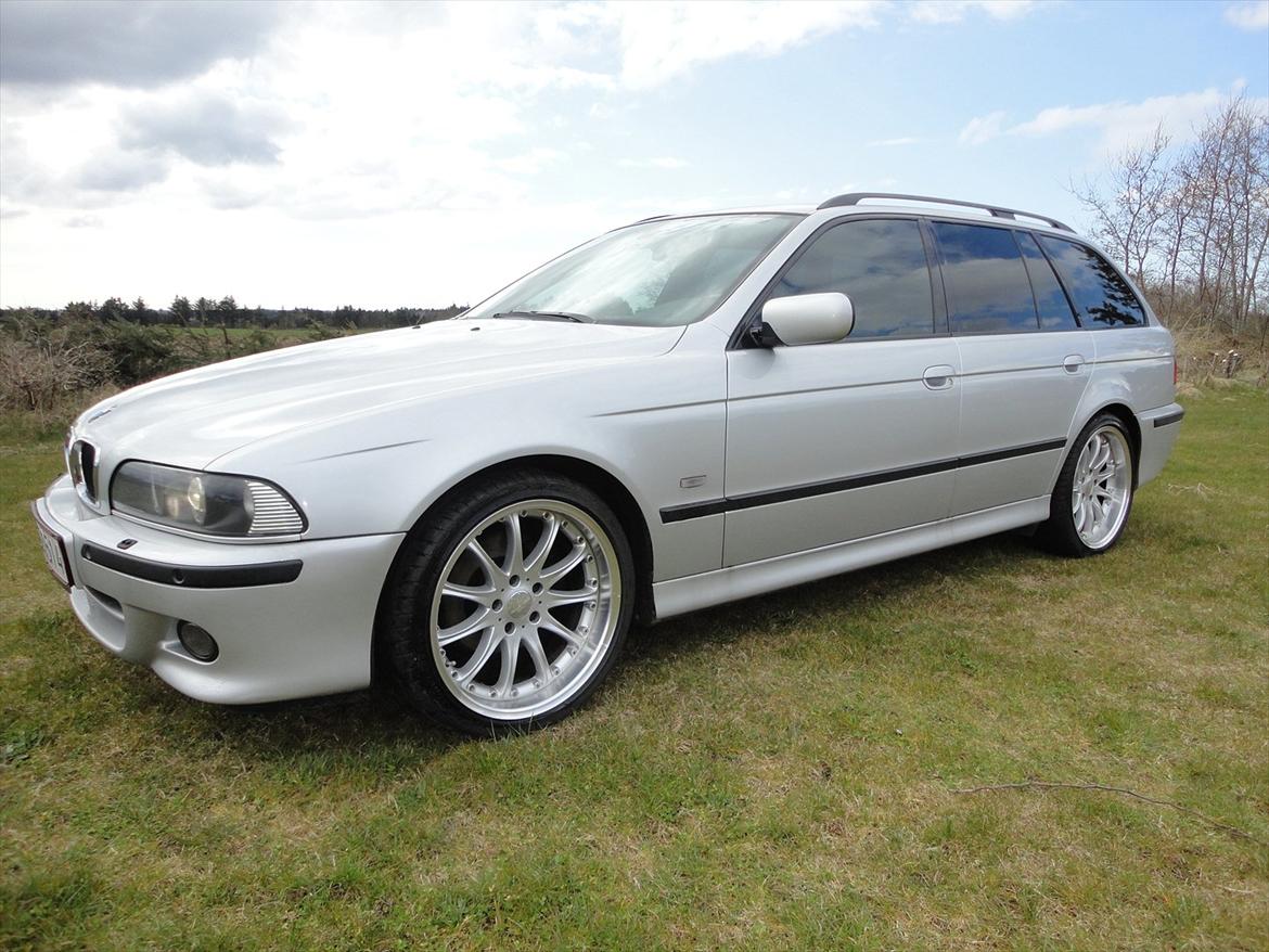 BMW 530D Touring M-EDITION billede 2